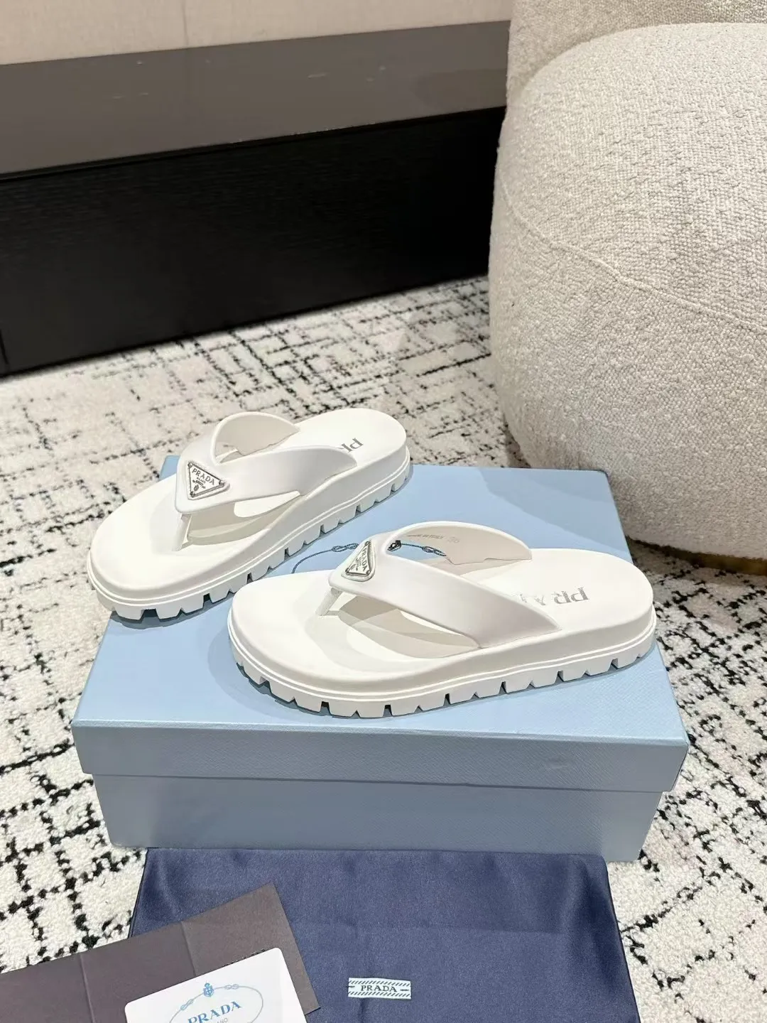 👟👟Ex-factory price 420👟👟 Men's size +10 Couple model Prada 24/ Hot summer hot thick-soled herringbone flip-flops Prada's herringbone flip-flops are a must-have and versatile style for the travel season! ✔️Code number: 39-45 for men, 35-40 for women (customized 40 for women, 45 for men)